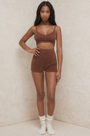 Fluffig stickad crop top med högmidjade shorts