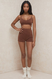 Fluffig stickad crop top med högmidjade shorts