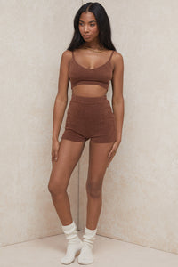 Fluffig stickad crop top med högmidjade shorts