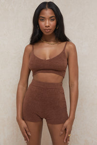 Fluffig stickad crop top med högmidjade shorts