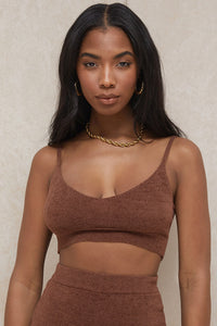 Fluffig stickad crop top med högmidjade shorts