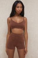 Fluffig stickad crop top med högmidjade shorts