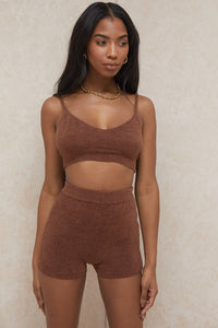 Fluffig stickad crop top med högmidjade shorts