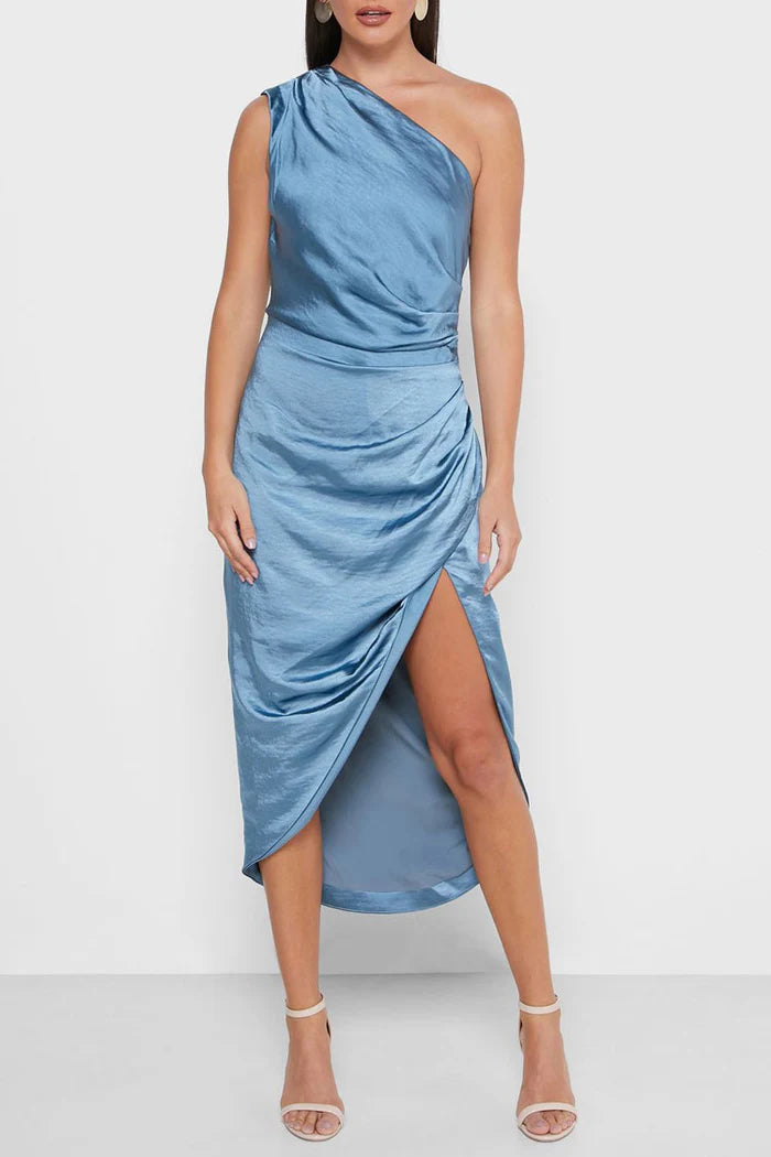 Saaver enaxlad satin midi-klänning i dammigt blått