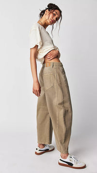 Carla denimjeans med medelhög midja, elastiska och utsvängda passform