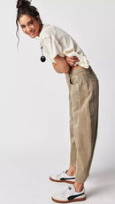 Carla denimjeans med medelhög midja, elastiska och utsvängda passform