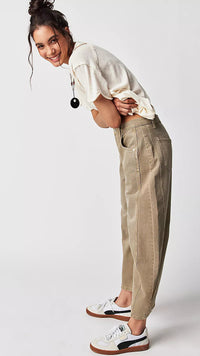 Carla denimjeans med medelhög midja, elastiska och utsvängda passform