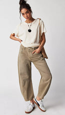 Carla denimjeans med medelhög midja, elastiska och utsvängda passform