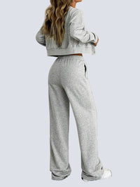 Tvådelad stickad kostym med blus med knappar framtill