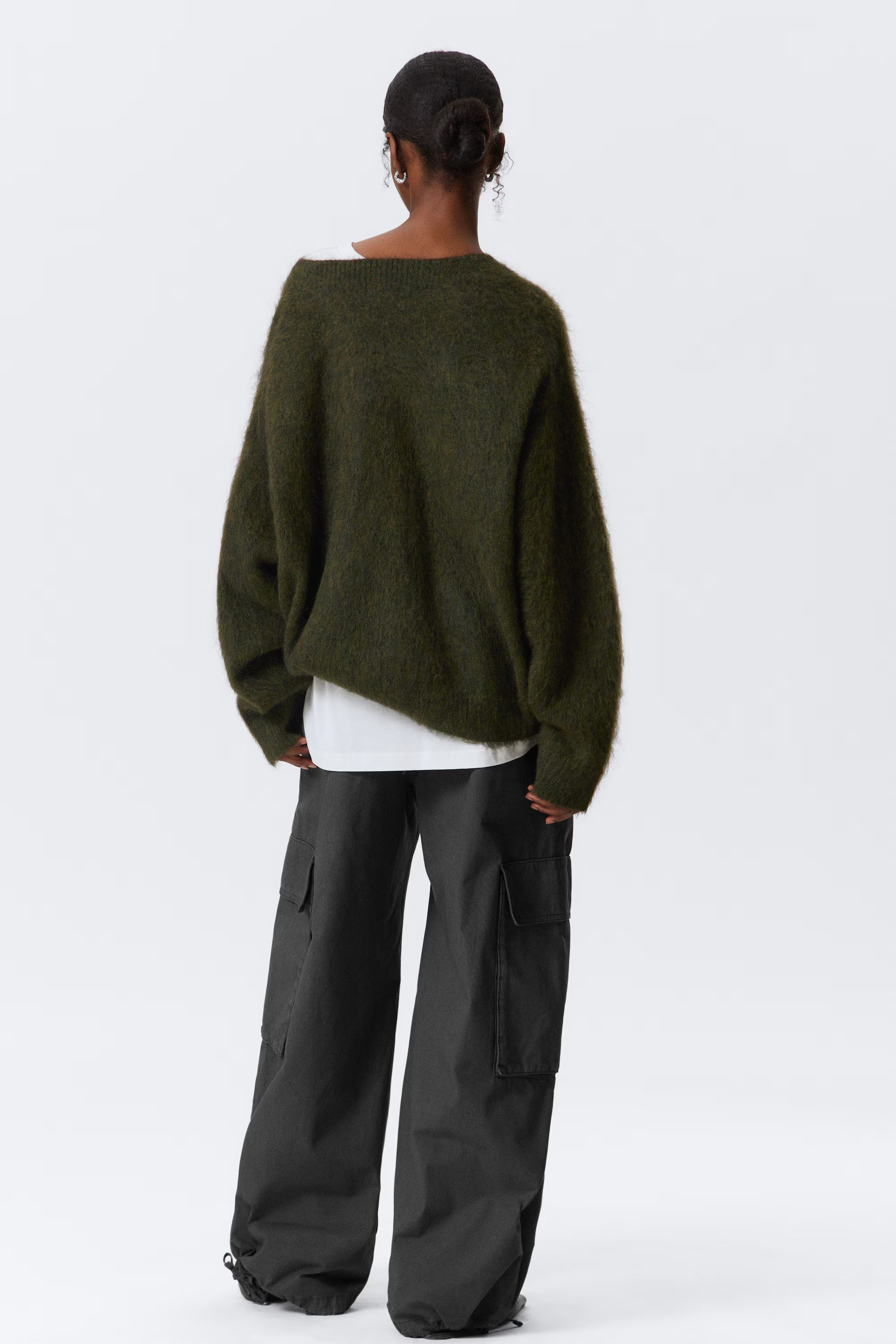 Kort stickad kofta med V-ringning, knappar, enkel rad med knappar