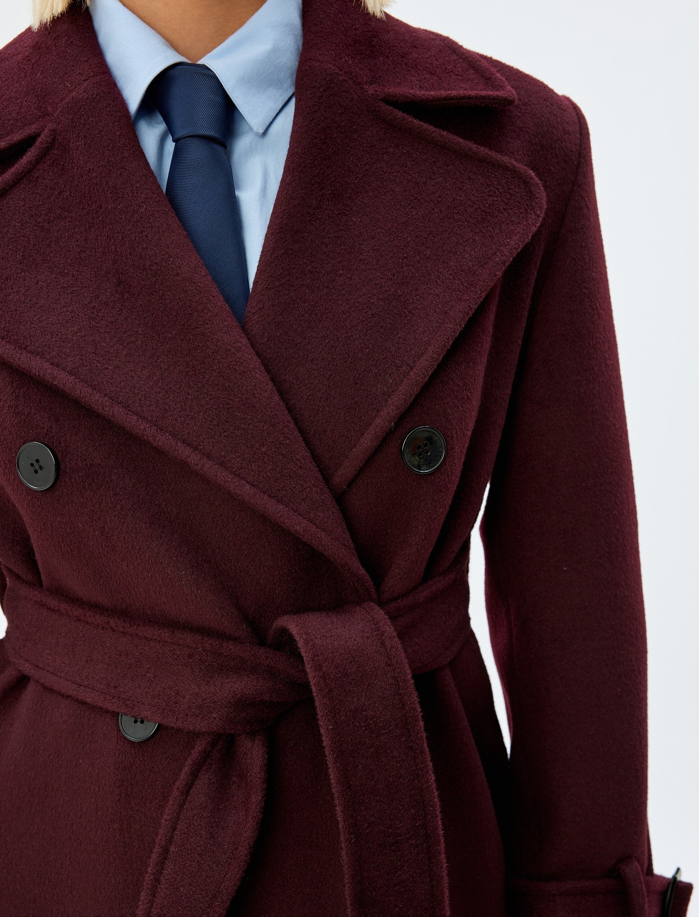 Bya vinröd ullkappa med dubbla knappar