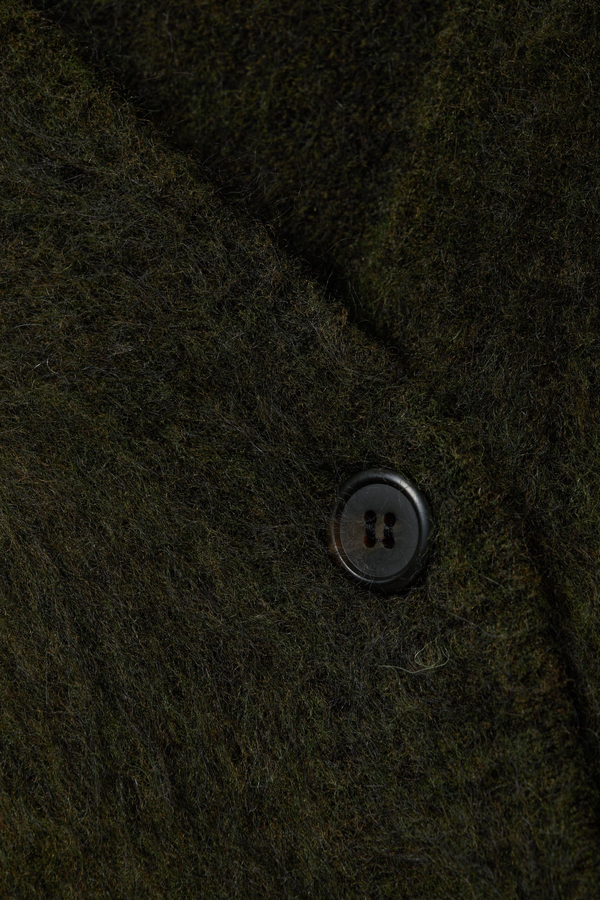 Kort stickad kofta med V-ringning, knappar, enkel rad med knappar