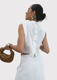 Vitt tvådelat set, lång linnekjol och ärmlös jacka