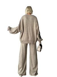 Tvådelad kostym med vida byxor och blommönster på blusen