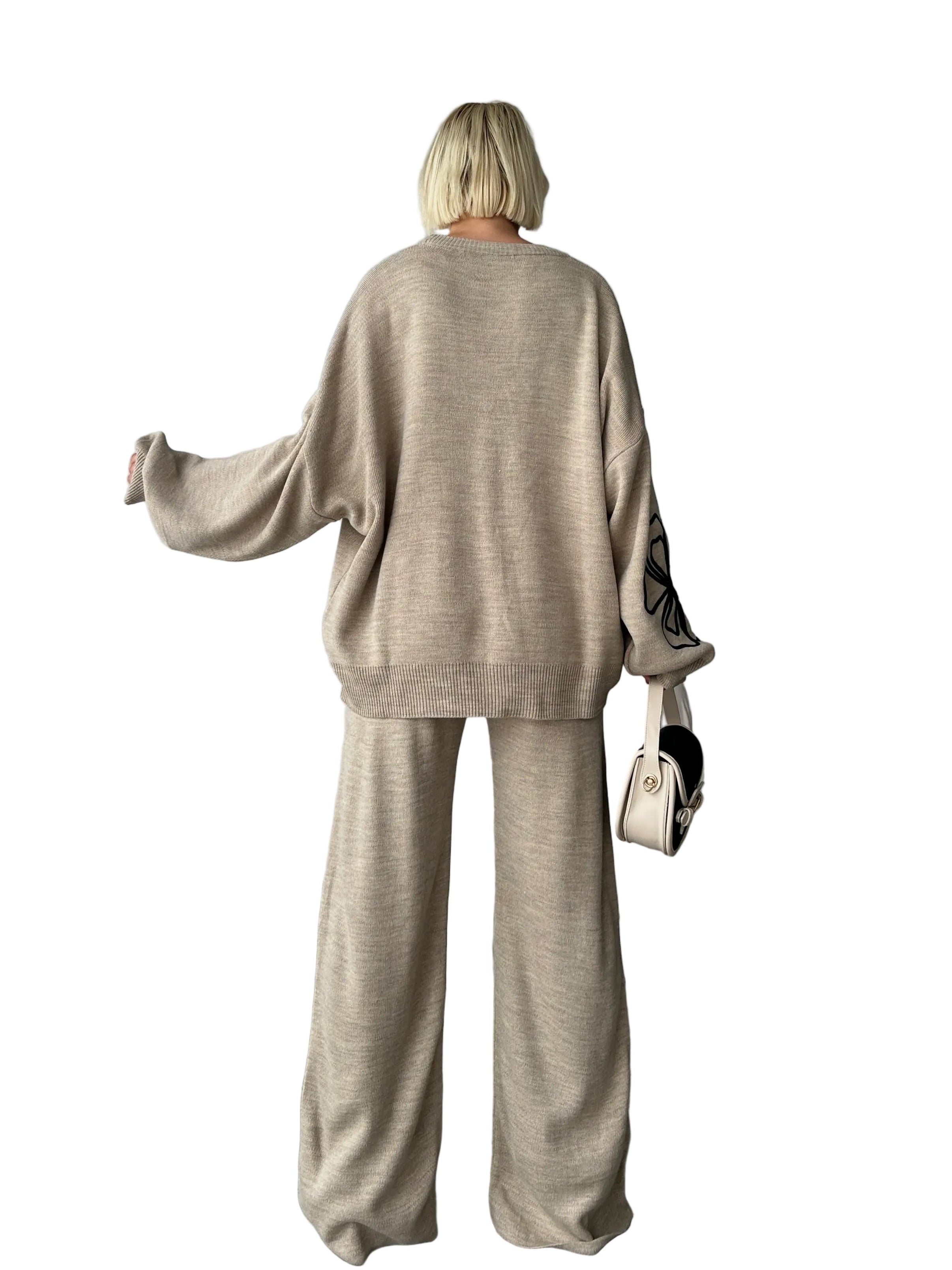 Tvådelad kostym med vida byxor och blommönster på blusen