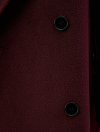 Bya vinröd ullkappa med dubbla knappar