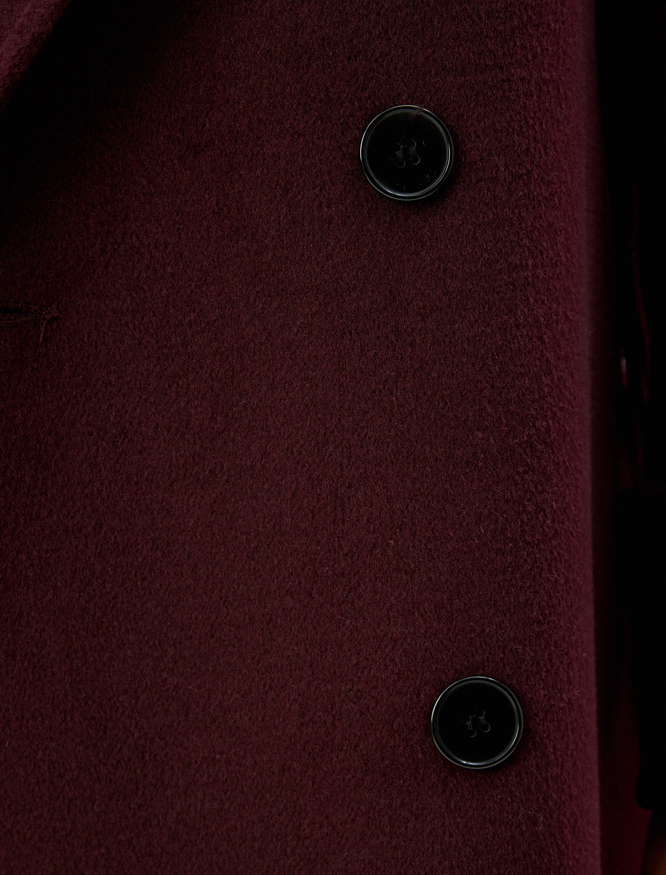 Bya vinröd ullkappa med dubbla knappar