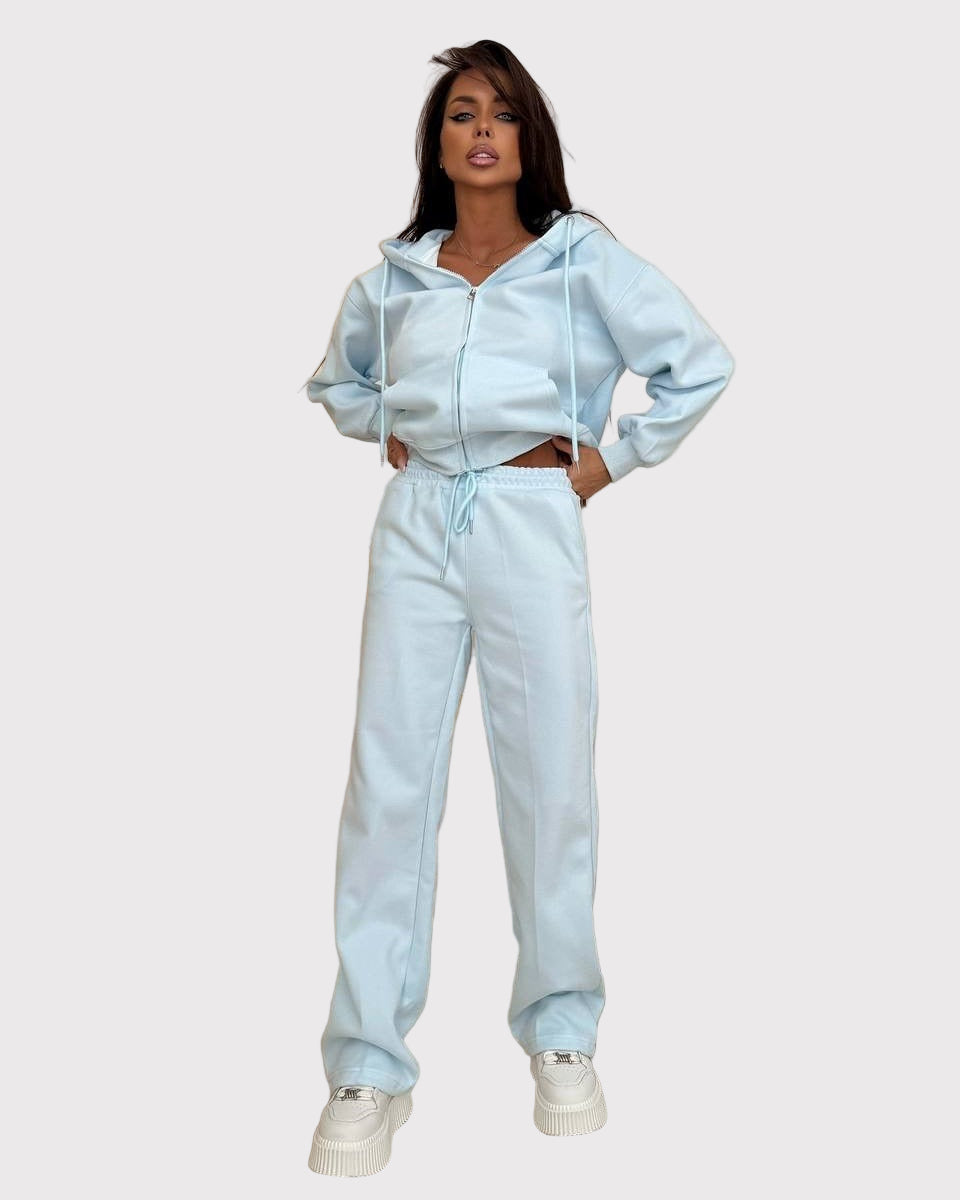 Tvådelad kostym, utsvängda byxor och huvtröja