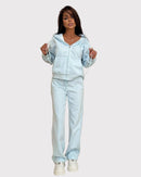 Tvådelad kostym, utsvängda byxor och huvtröja