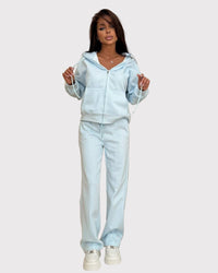 Tvådelad kostym, utsvängda byxor och huvtröja