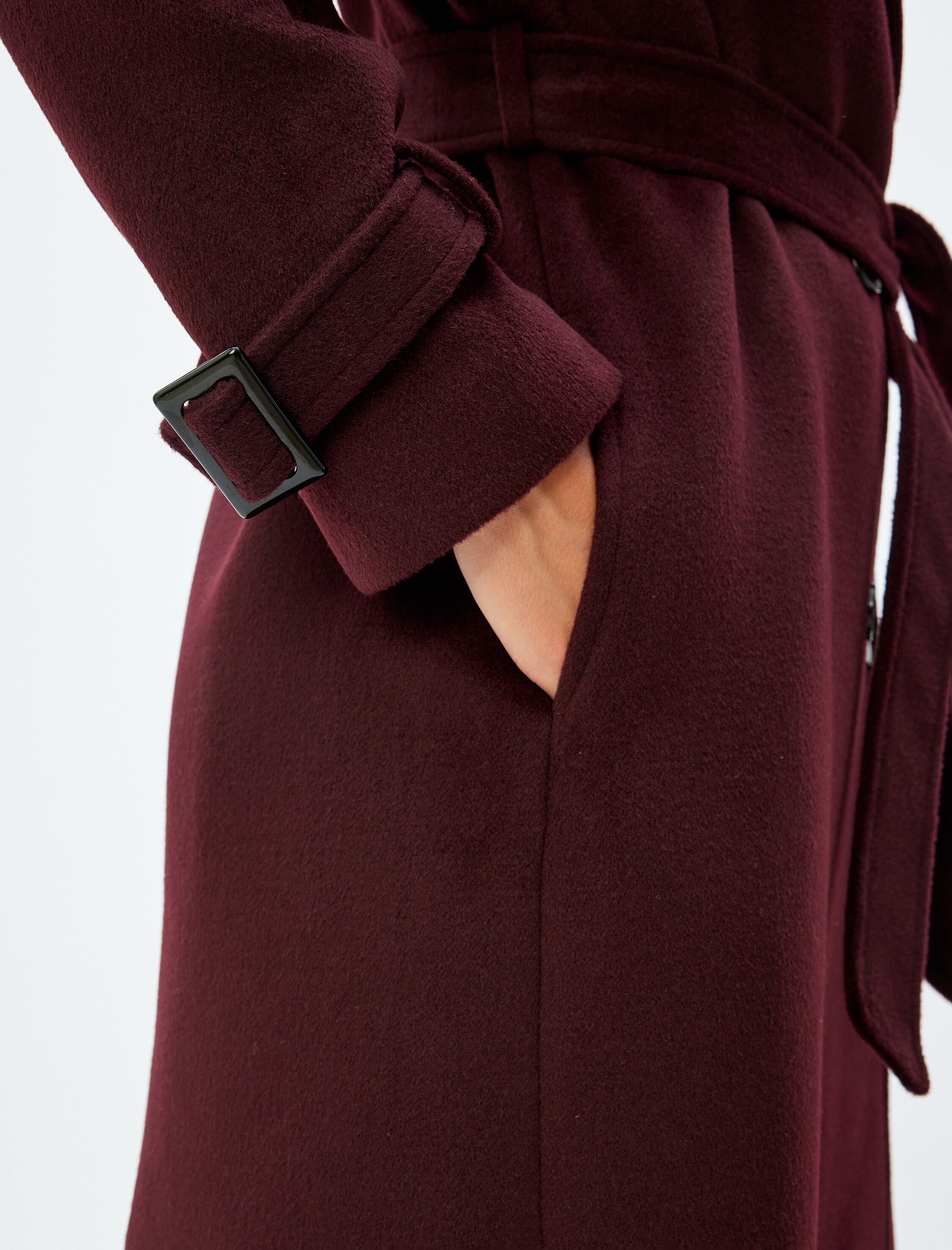 Bya vinröd ullkappa med dubbla knappar