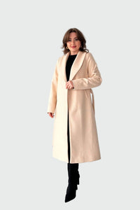 Lång vit kappa med fleece och bälte