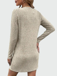 Alicce stickad klänning med långa ärmar och V-ringning