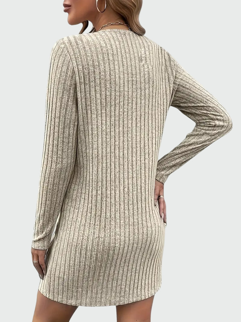 Alicce stickad klänning med långa ärmar och V-ringning