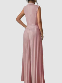 Tvådelad kostym, ärmlös kavaj och korta, utsvängda byxor