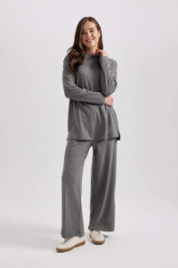 Elle Grå kostym med utsvängda byxor
