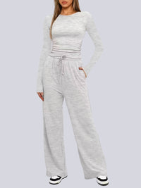 Tvådelad kostym med åtsittande kavaj och utsvängda byxor