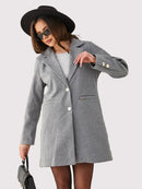 Grå jacka med knappar och fickor