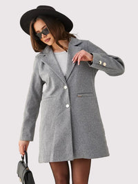 Grå jacka med knappar och fickor