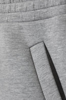 Grå tvådelad kostym med huva och utsvängda byxor