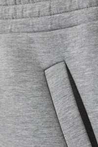 Grå tvådelad kostym med huva och utsvängda byxor