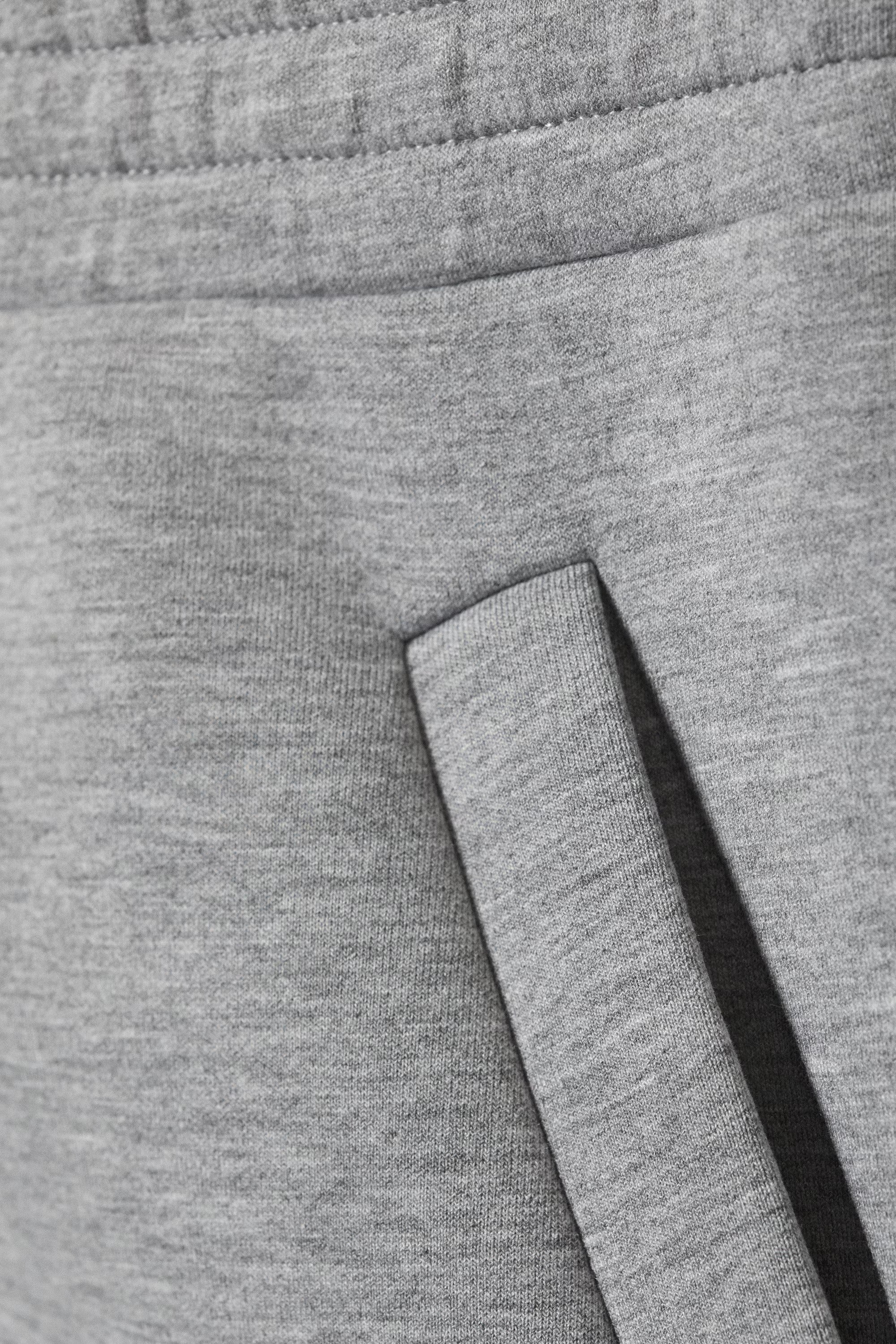 Grå tvådelad kostym med huva och utsvängda byxor