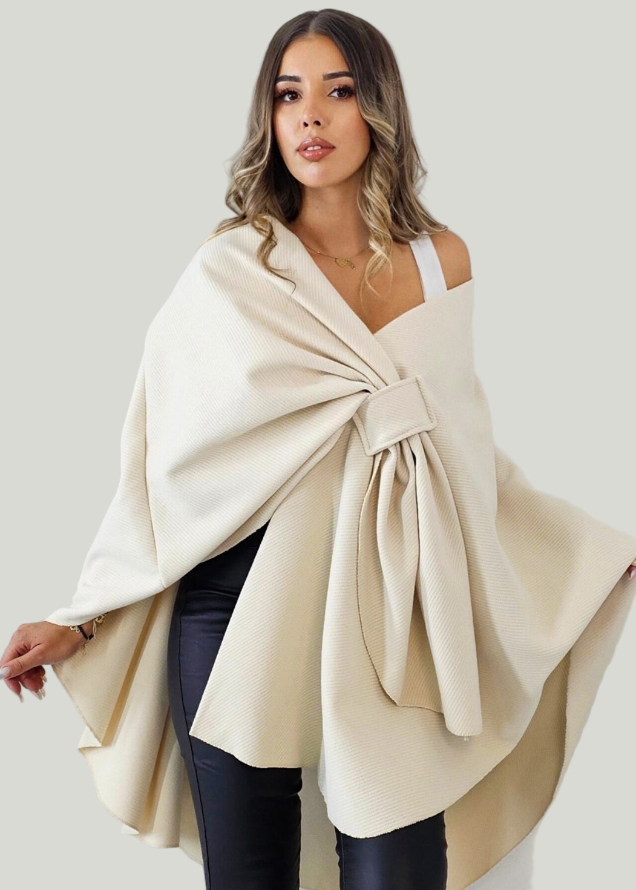 Xenya stickad kofta med pälskrage, kappa och sjal