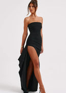 Axelbandslös svart klänning med djup rygg och djup slits i benet