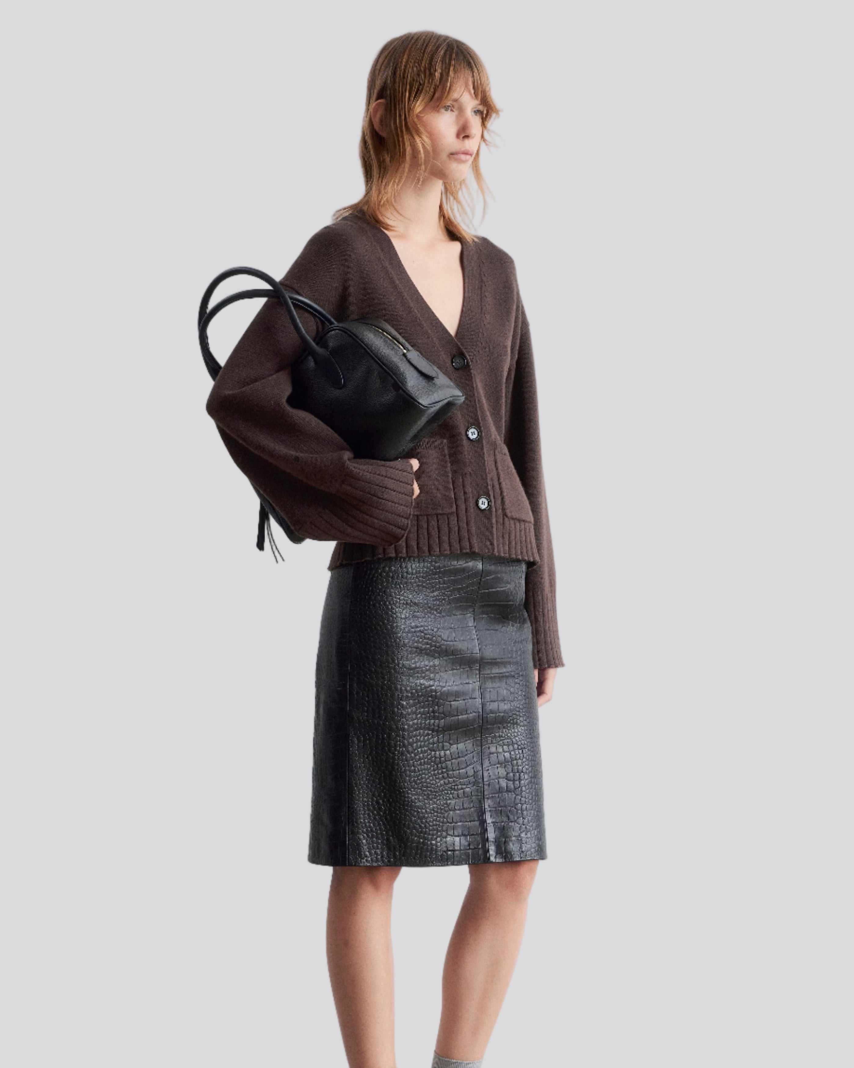 Issla stickad kofta med v-ringning och knappar framtill