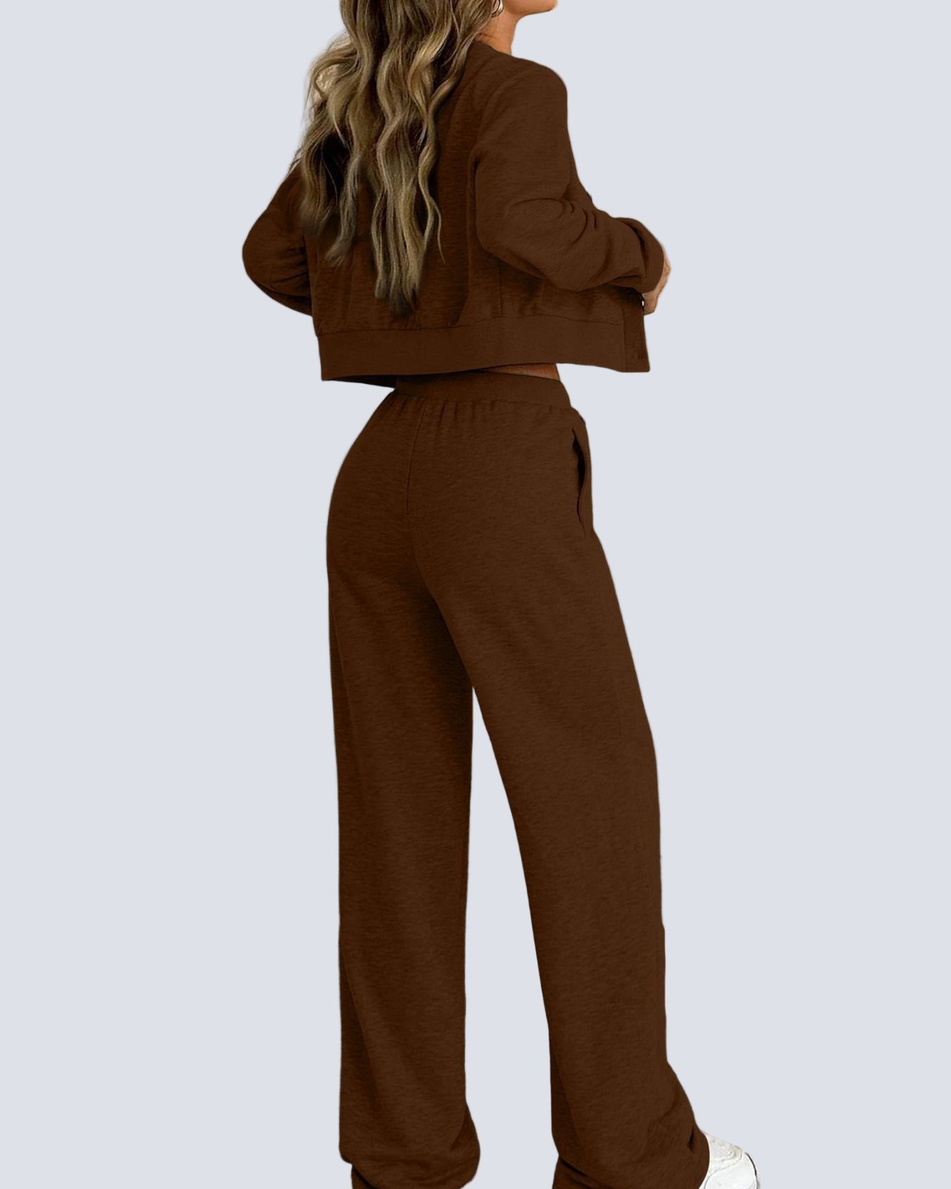 Tvådelad stickad kostym med blus med knappar framtill