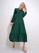 Ellenns mörkgrön långärmad klänning med volanger