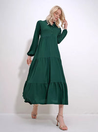 Ellenns mörkgrön långärmad klänning med volanger