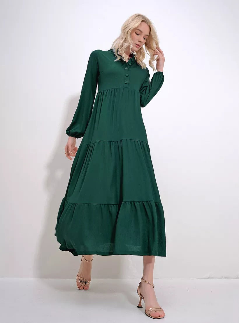 Ellenns mörkgrön långärmad klänning med volanger