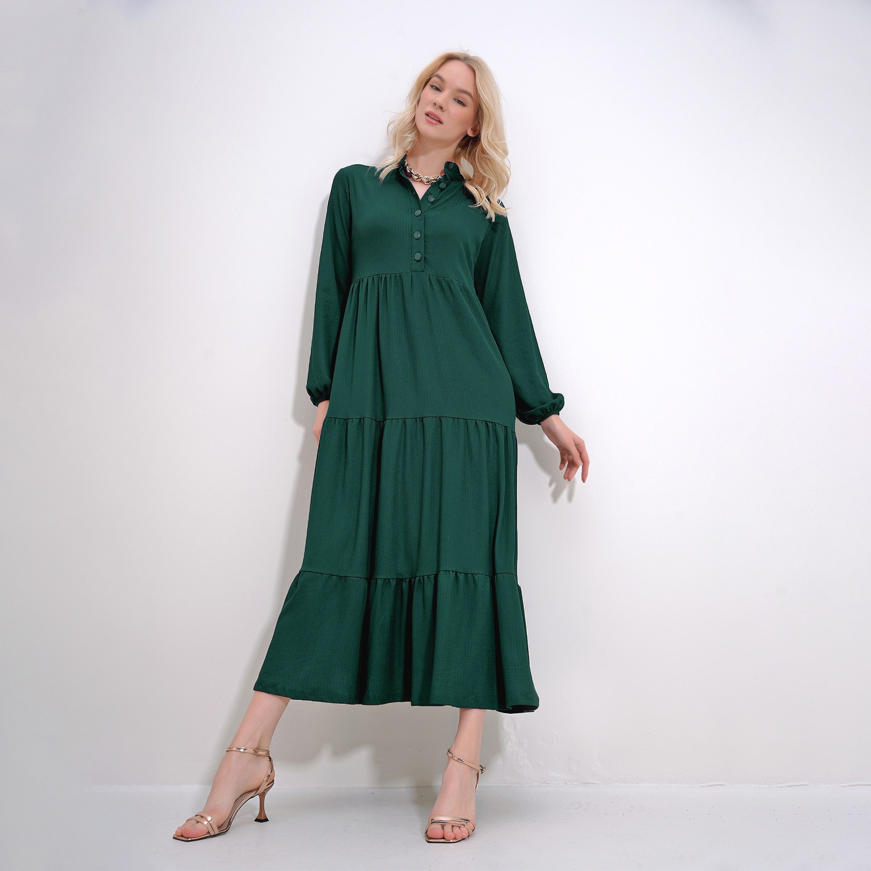 Ellenns mörkgrön långärmad klänning med volanger