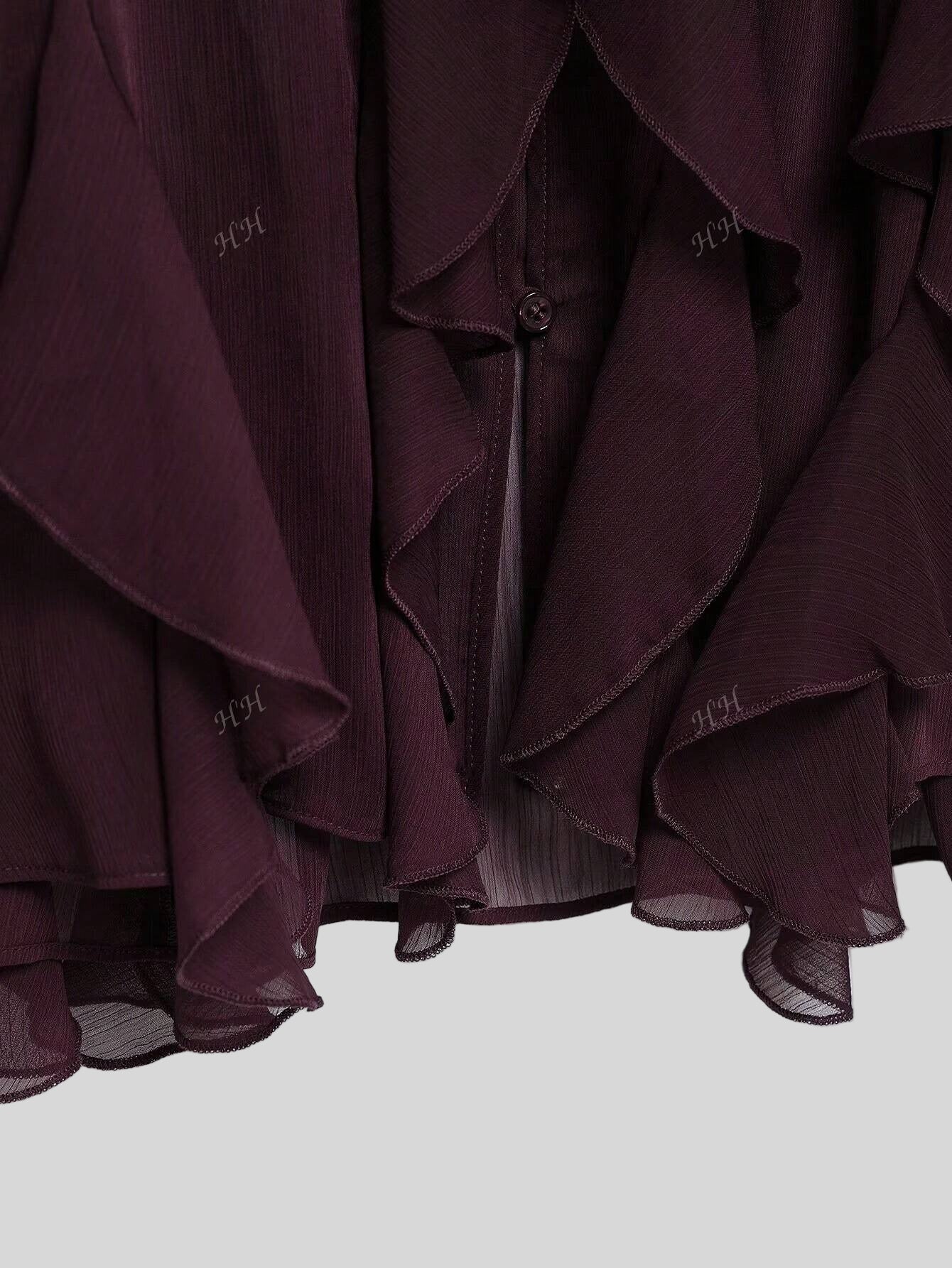 Inna vinröd blus med lager på lager volanger och knappar