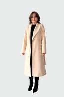 Lång vit kappa med fleece och bälte