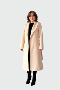 Lång vit kappa med fleece och bälte