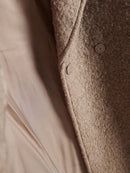 Lång ljusbrun kappa med knappar