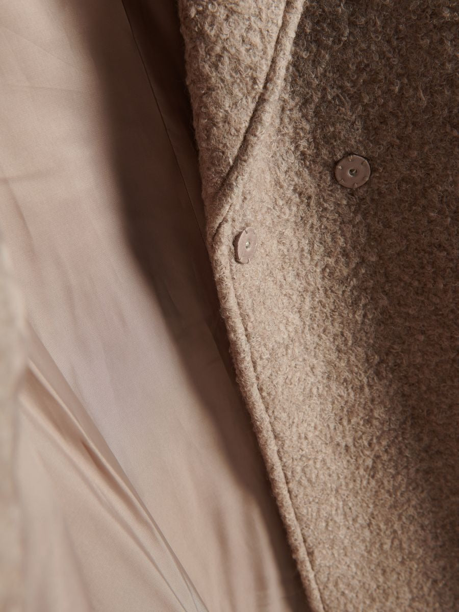 Lång ljusbrun kappa med knappar