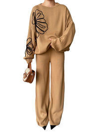 Tvådelad kostym med vida byxor och blommönster på blusen